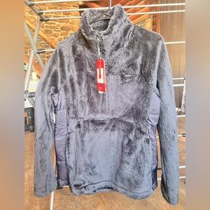 Women’s NWT North Face quarter zip fleece.